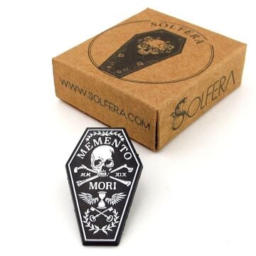 Memento Mori Tabut Ölümü Hatırla Stoa Yaka Çanta Süsü Metal Rozet RX031